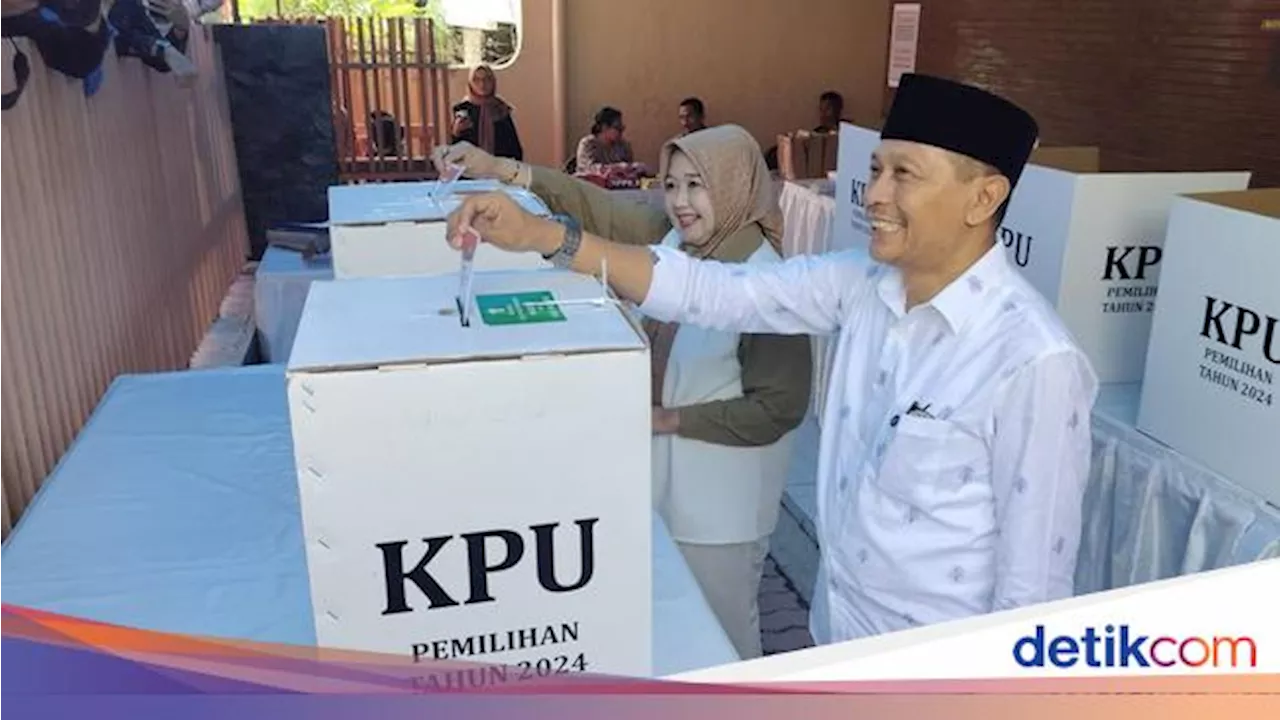 Wahyu Hidayat Nyekar Sebelum Nyoblos Bareng Istri di Lowokwaru Kota Malang