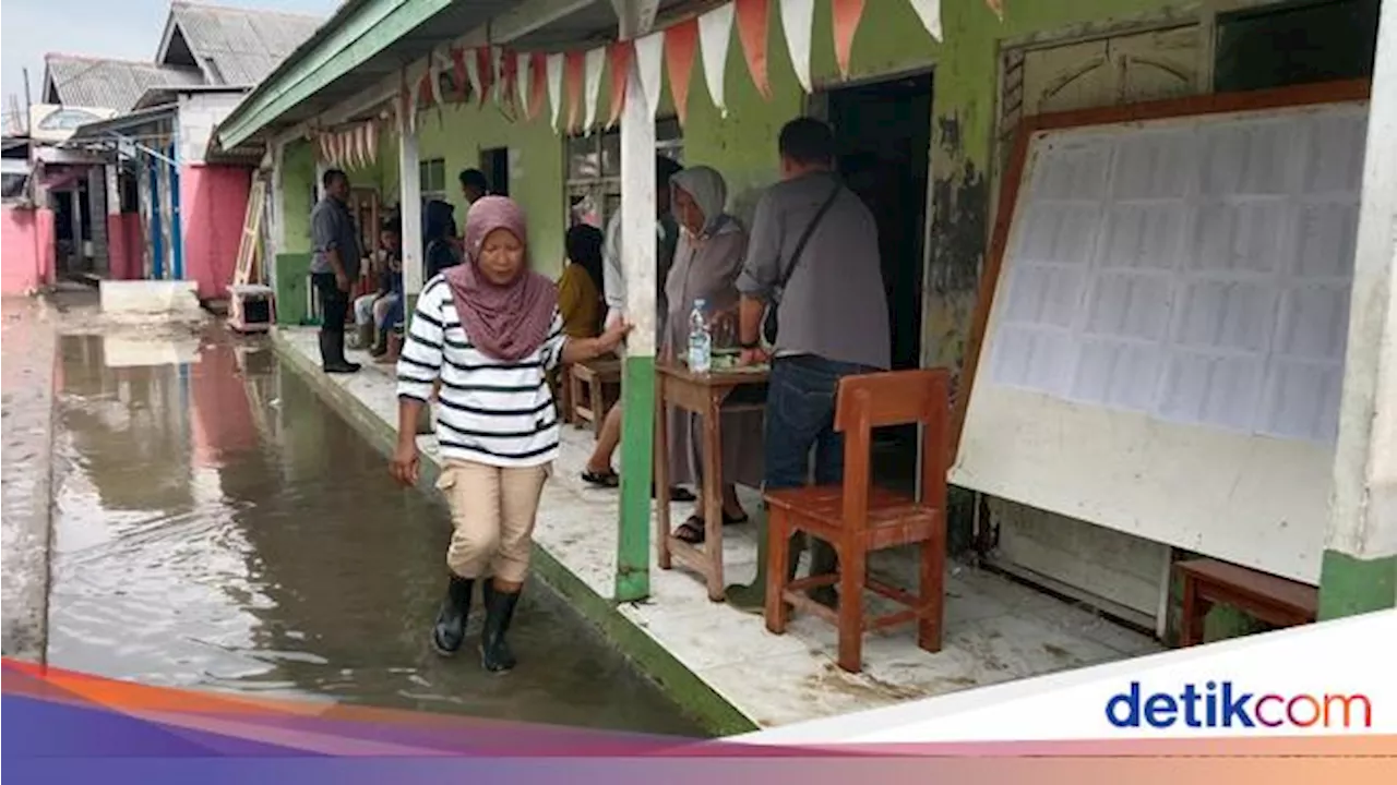 Warga Desa Eretan Wetan Tetap Bersemangat Mengikuti Pilkada Meski Terkena Banjir Rob