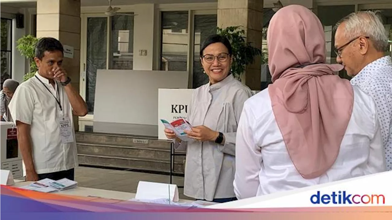 Bareng Suami, Sri Mulyani Nyoblos di TPS 01 Bintaro