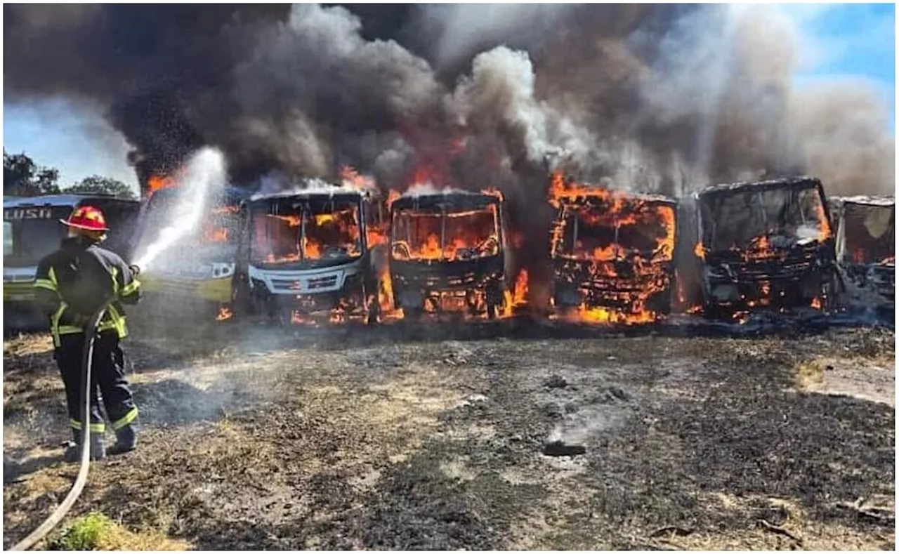 Incendio consume 10 unidades de transporte público en Tula, Hidalgo; investigan las causas