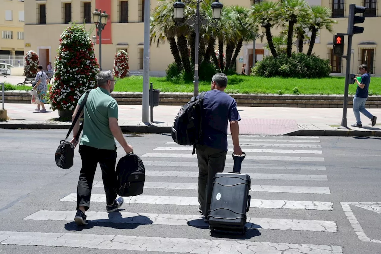 La jueza cita como imputados al hermano de Pedro Sánchez y al líder del PSOE extremeño