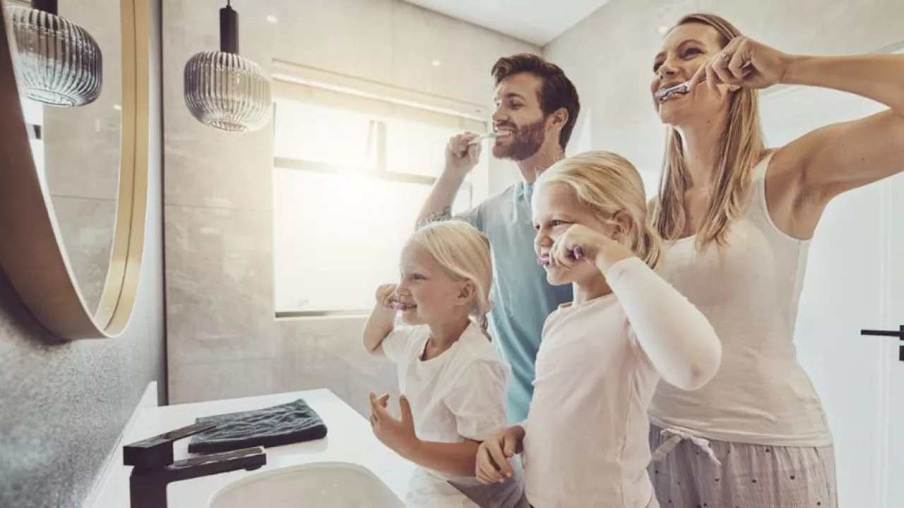 Odontóloga advierte sobre un error común al cepillarse los dientes