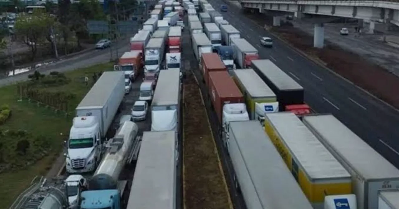 La México-Querétaro está colapsada por el tráfico vehicular tras accidente