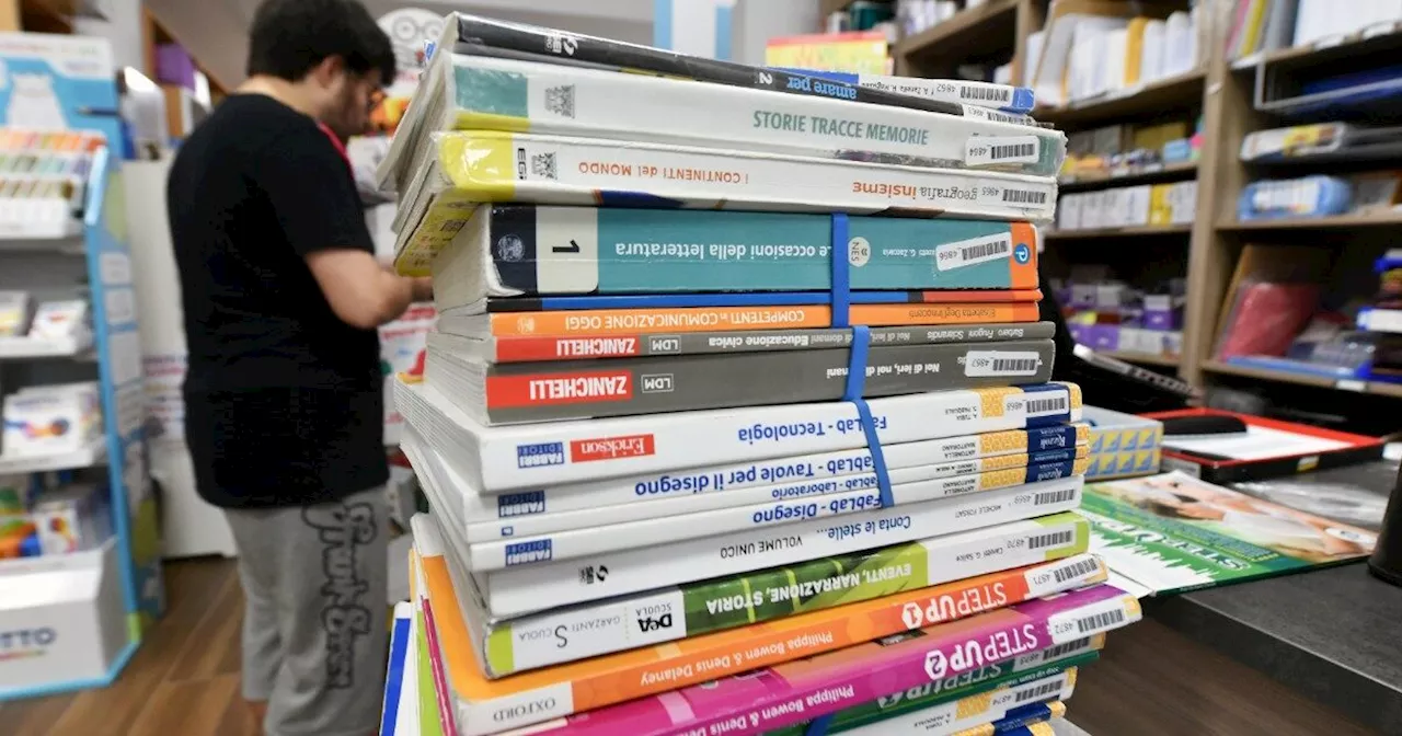 Svuotavetrine a Genova: Docenti comprano tutti i libri esposti per supportare una libreria di quartiere