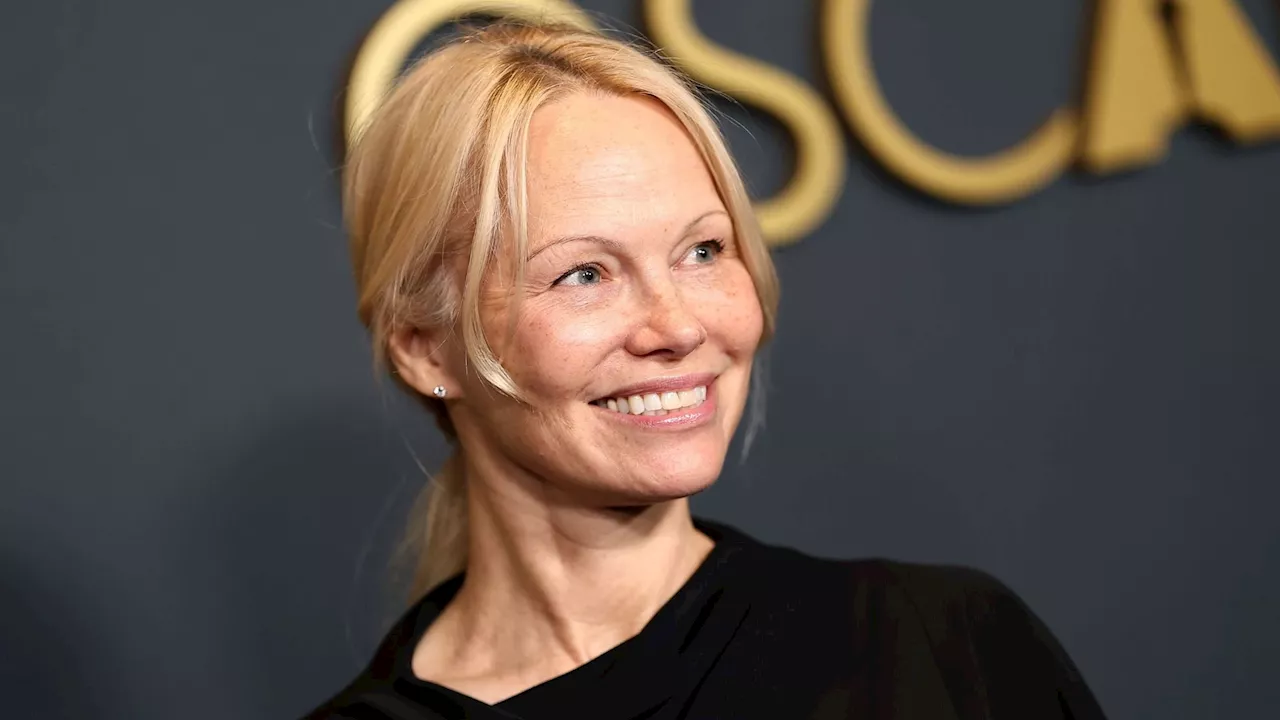 Pamela Anderson, au naturel, se dévoile avec un sourire radieux pour une collection de bijoux