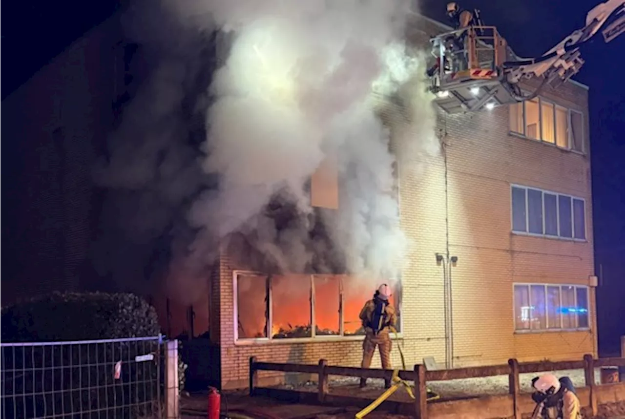 Hevige Brand Vernietigt Appartement in Bornem: Drie Bewoners Naar Ziekenhuis