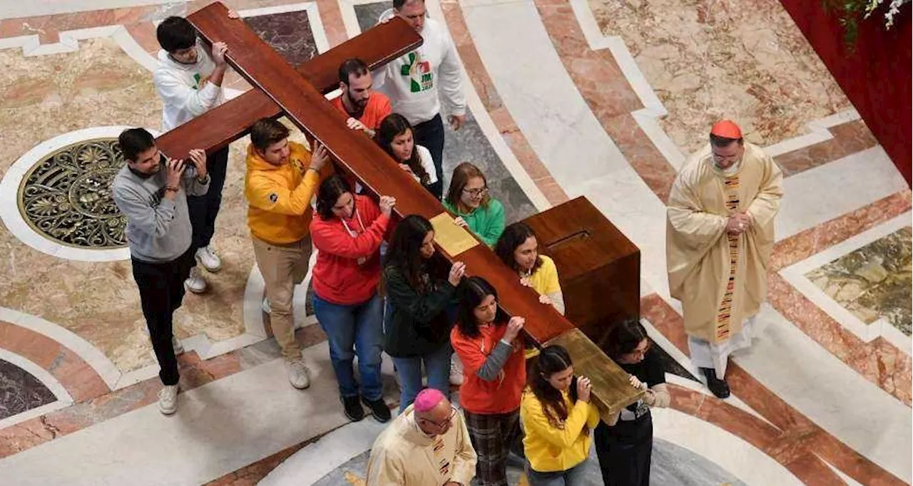 Pope Francis Hands Over World Youth Day Cross to Korean Delegation