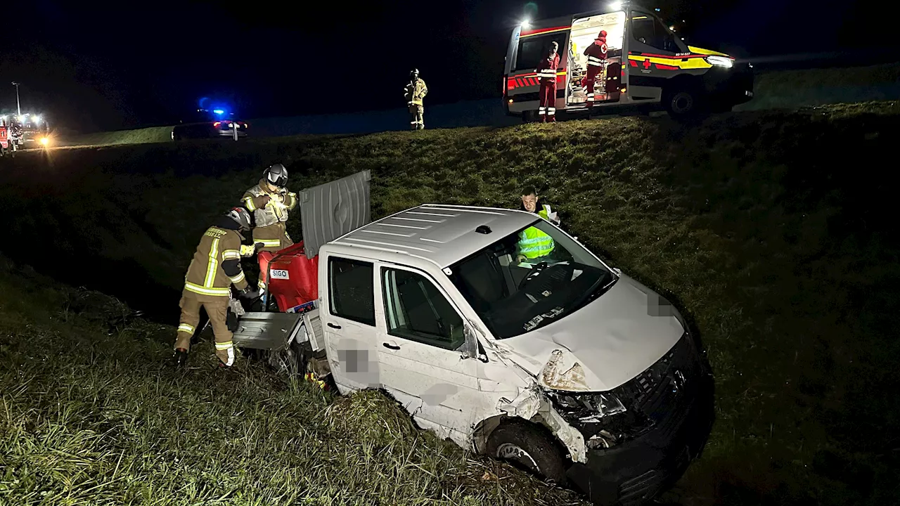 Einsatz in Stass im Zillertal - Pritschenwagen-Lenker baut kuriosen Unfall