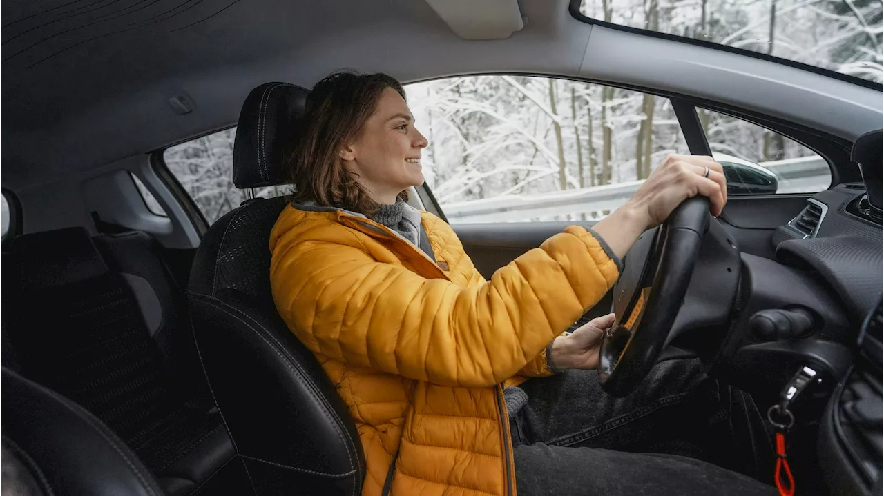 Schwere Verletzungen drohen - Dieses Kleidungsstück wird im Auto zur großen Gefahr