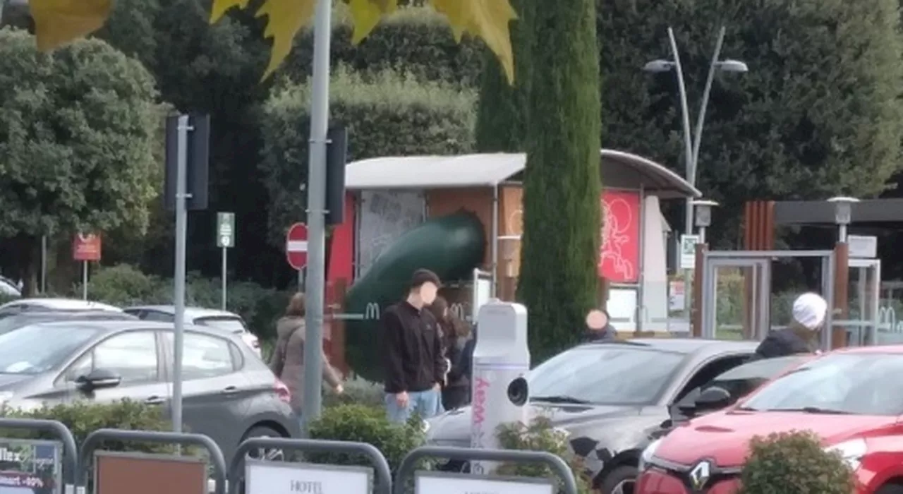 Accoltellato al fast food a Perugia, si stringe il cerchio sull'aggressore