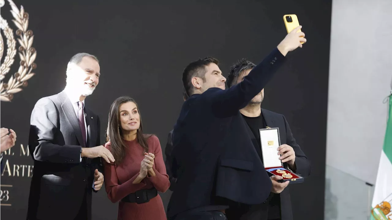 Estopa rompe el protocolo con los reyes al recibir un premio: la reacción de Letizia