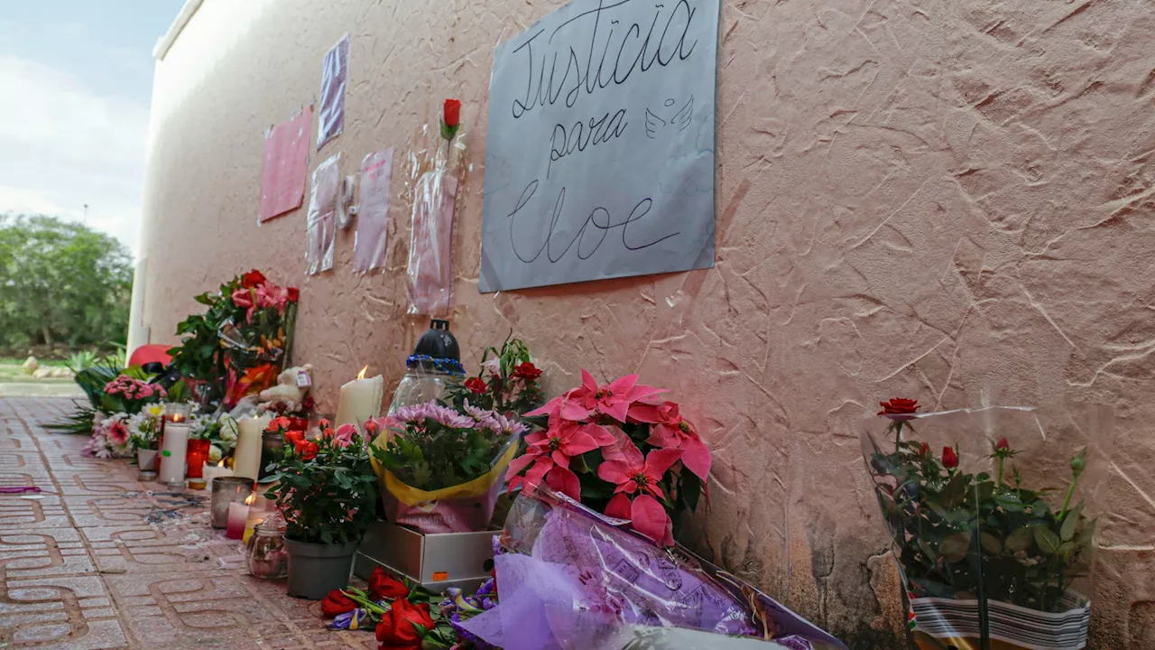 Medio centenar de velas y flores recuerdan a Cloe, víctima mortal en Orihuela