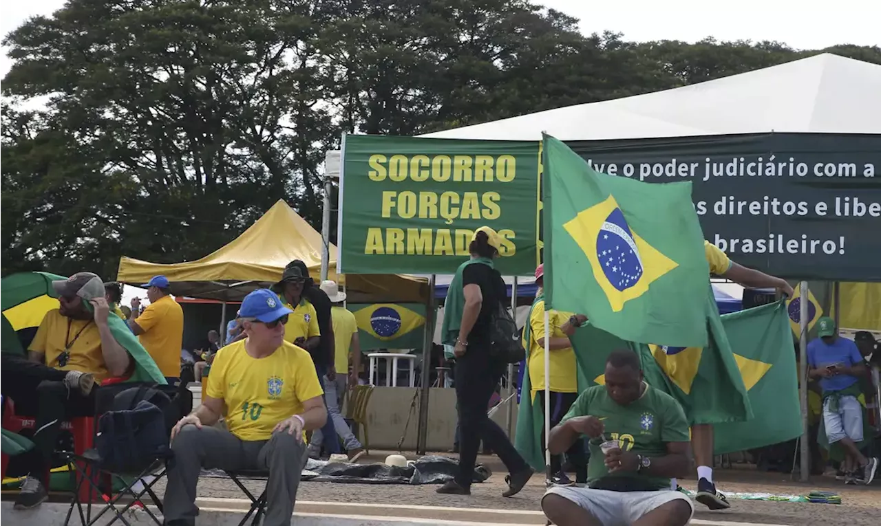 Faixas de atos golpistas em frente aos quartéis foram planejadas pelo Planalto, diz PF