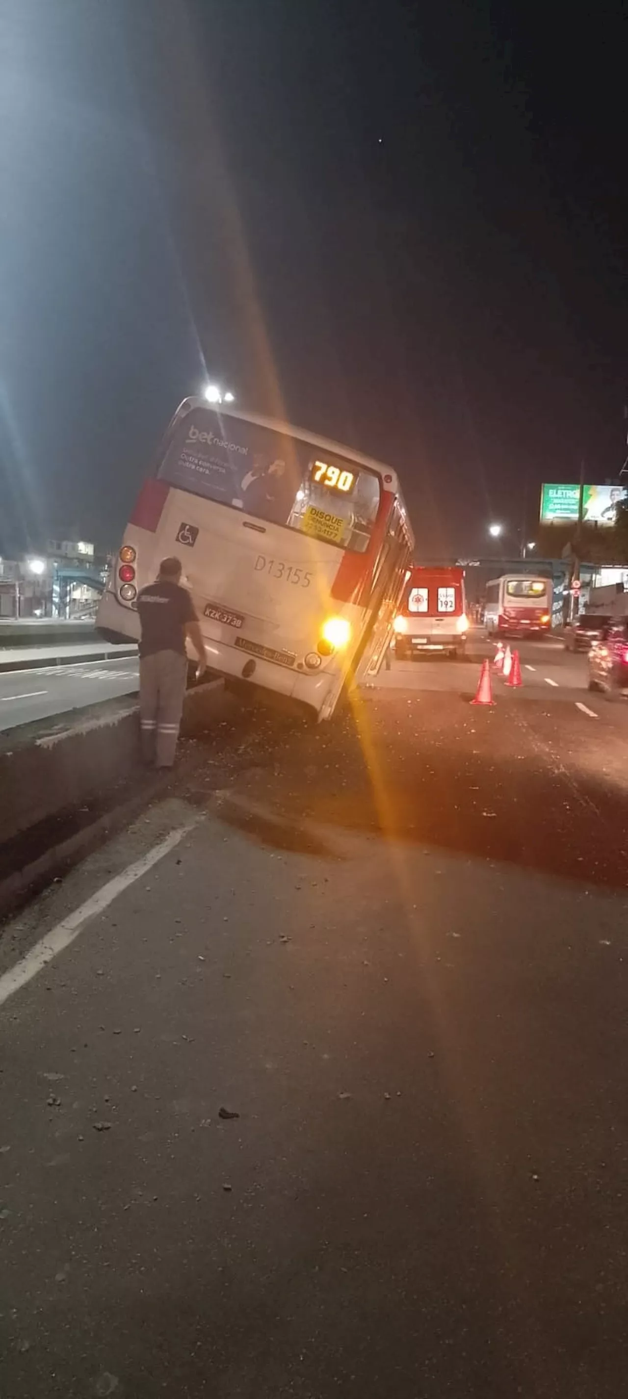 Ônibus bate e sobe em mureta na Avenida Brasil; uma pessoa fica ferida em acidente