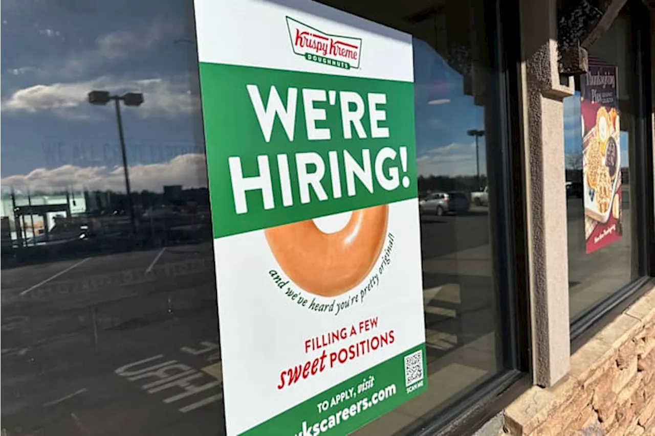 Number of Americans filing for jobless benefits falls again and hovers near 7-month lows