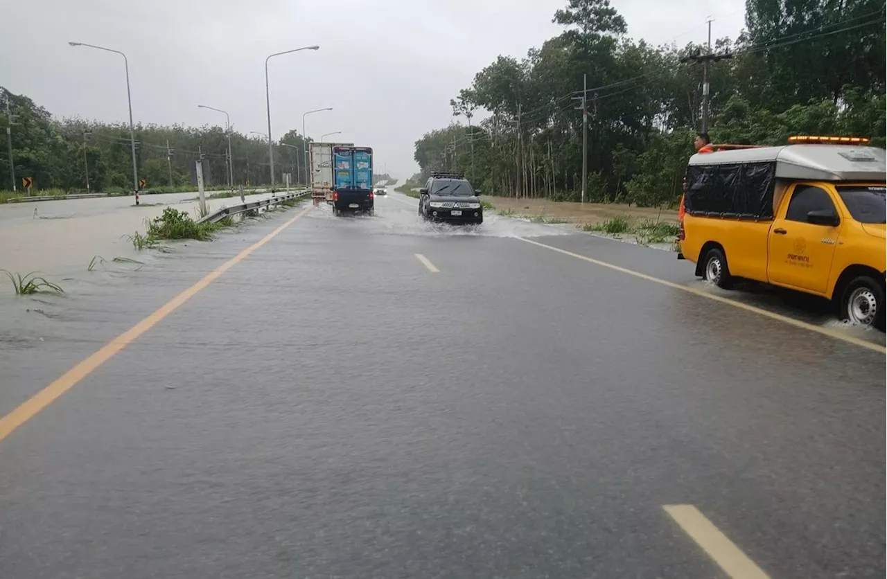 ฝนหนักและคลื่นลมแรงในภาคใต้ส่งผลกระทบต่อการเดินทาง