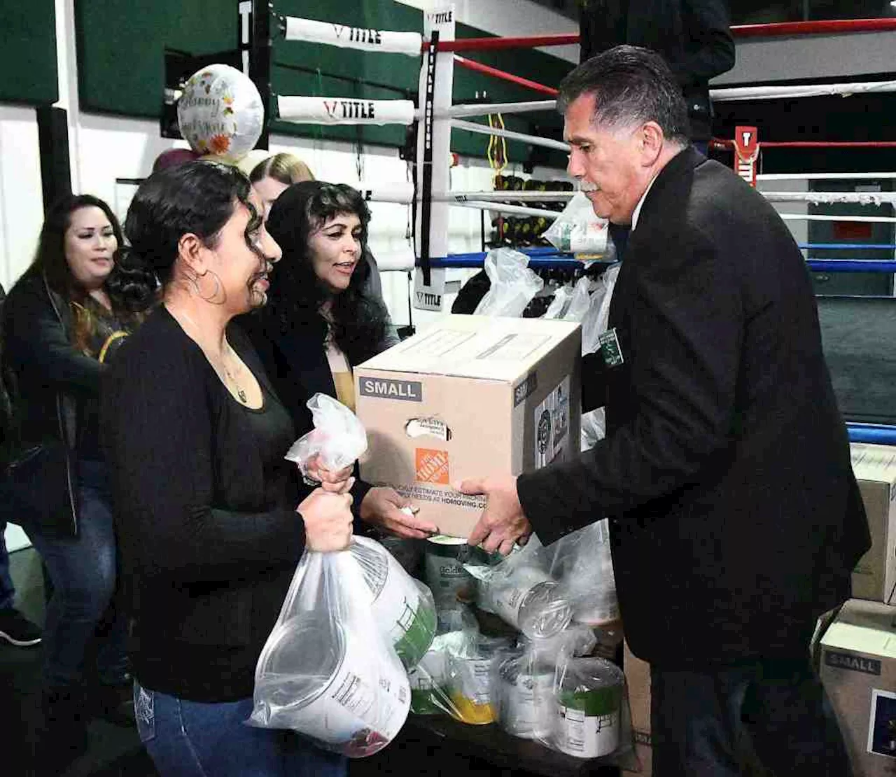 LA County Sheriff Robert G. Luna joins Thanksgiving dinner and turkey giveaway