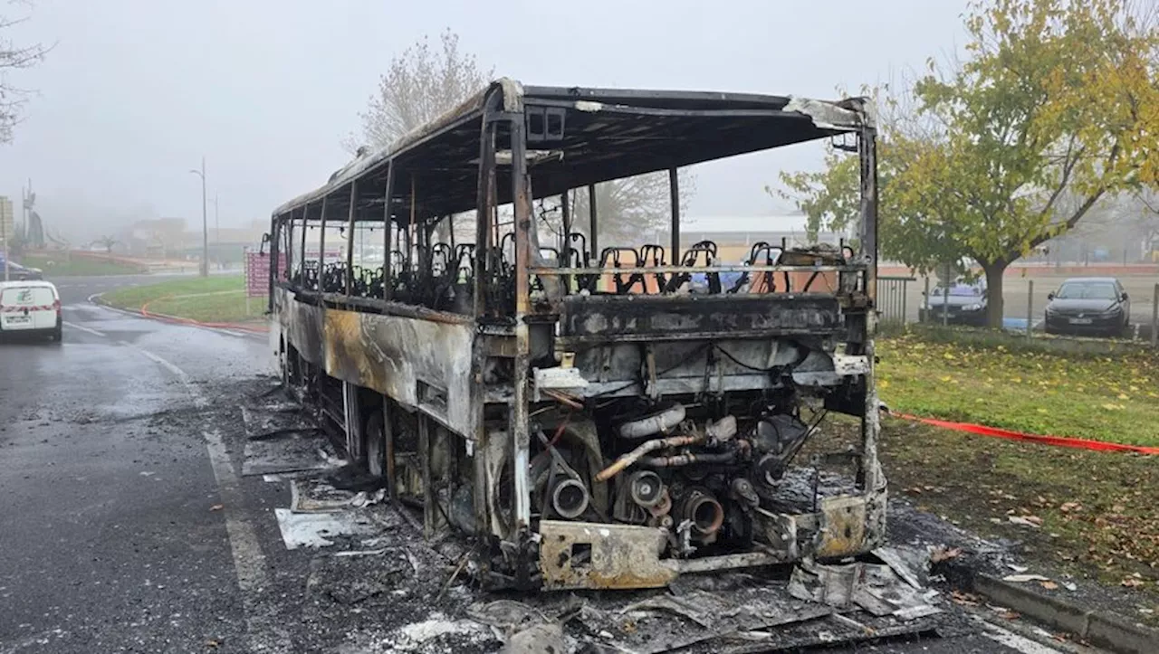 Spectaculaire incendie près de la centrale nucléaire de Golfech : un autocar réduit en cendres