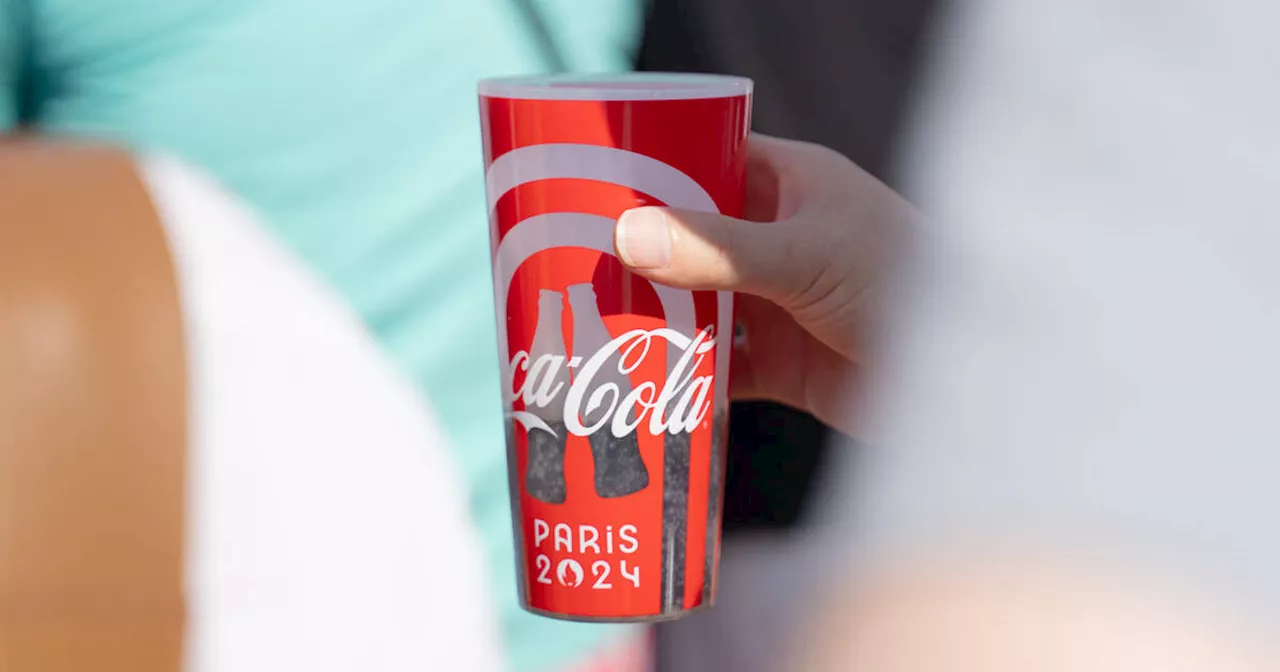 JO de Paris 2024 : une fédération d’associations porte plainte contre Coca-Cola pour greenwashing