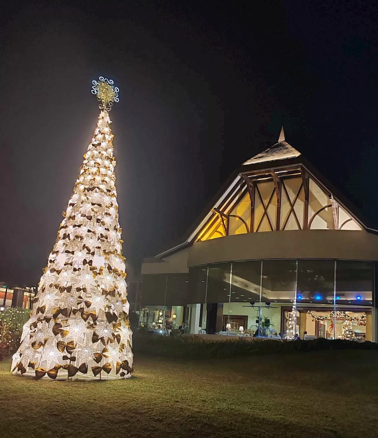 Taal Vista Hotel Marks Holiday Season with Timeless Christmas Theme