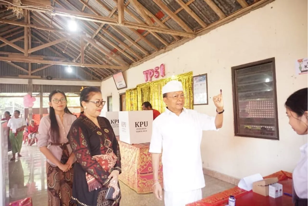 Wayan Koster Coblos di Kampungnya di Buleleng Bali, Optimis Menang di Pilgub Bali 2024