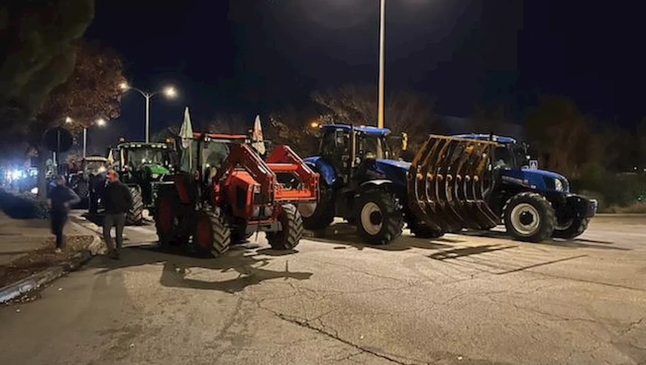 Mobilisation des agriculteurs : des embouteillages, des bennes déversées devant les services de l’État à Nîmes