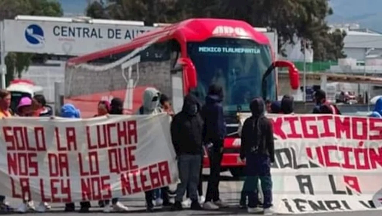 Estudiantes de El Mexe bloquean central de autobuses de Pachuca HOY miércoles 27 de noviembre