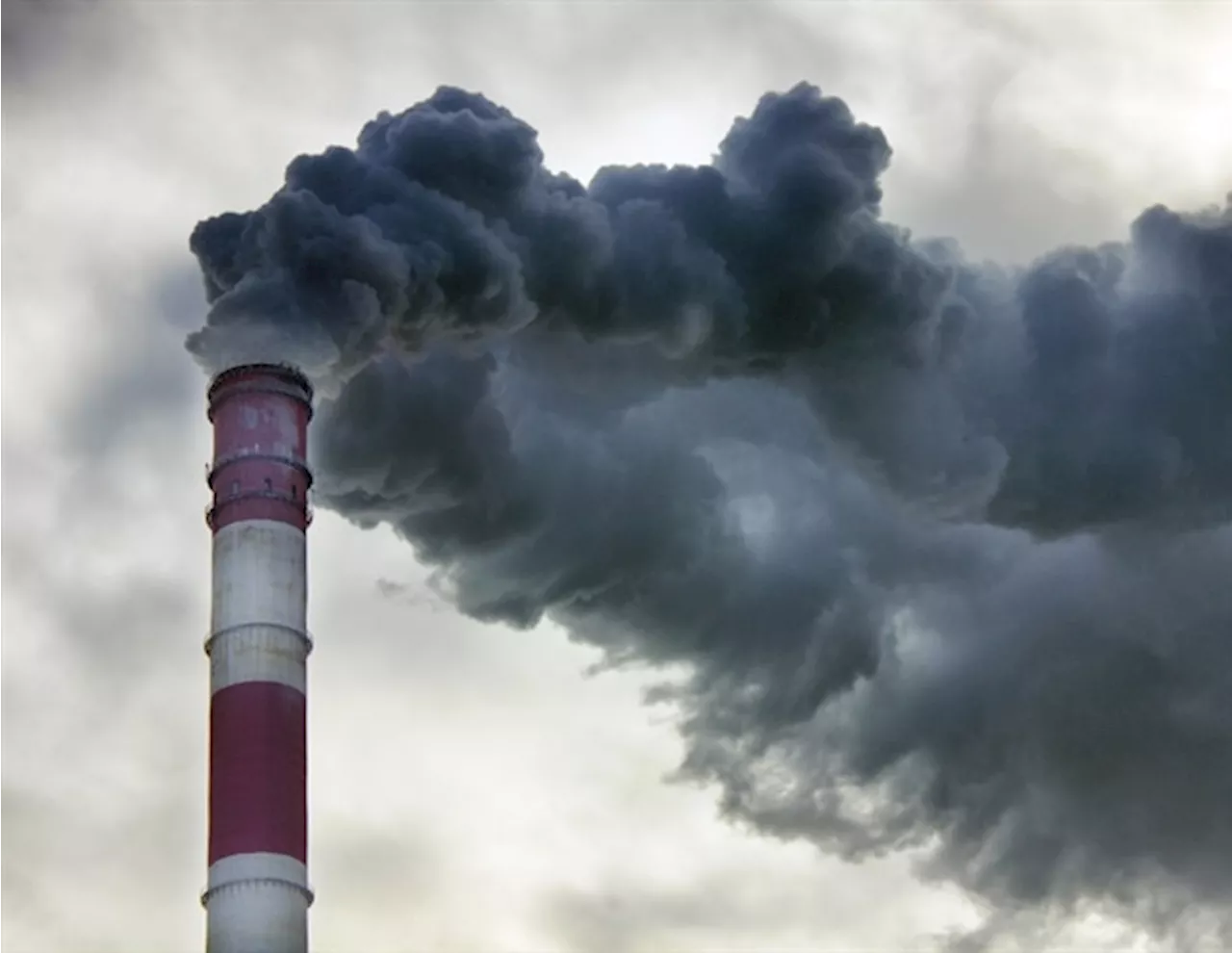 Exposure to air pollutants raises risk of persistent long-COVID symptoms