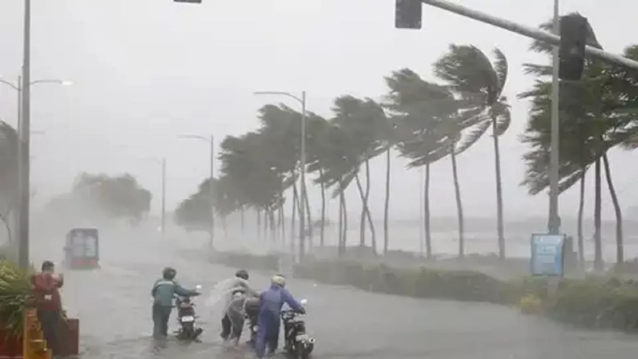 Cyclone Fengal: तबाही मचाने को तैयार फेंगल तूफान, इस राज्य में भारी बारिश का अलर्ट, NDRF ने संभाला मोर्चा