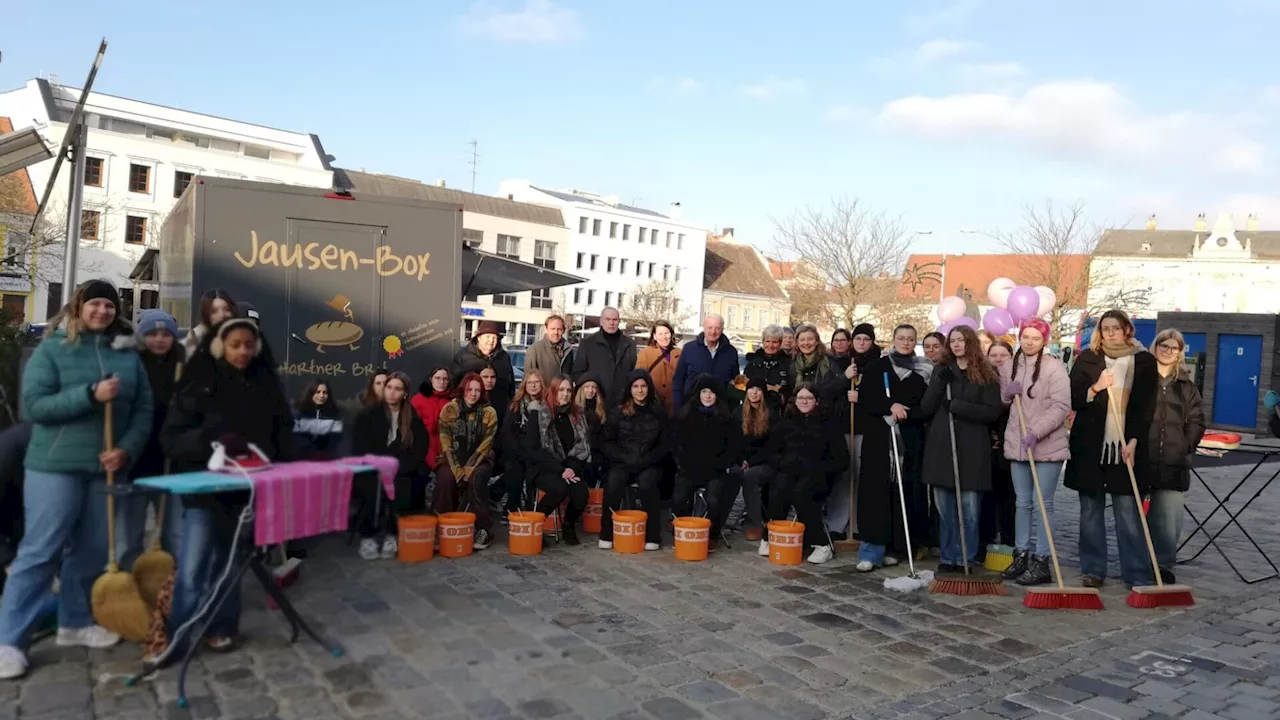 16 Tage gegen Gewalt: HLW-Mädchen bügelten mitten am Hauptplatz