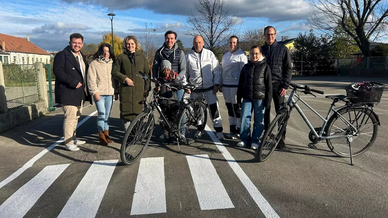 Bad Erlacher Volksschulkinder stellen im Schulhof Straßenverkehr nach