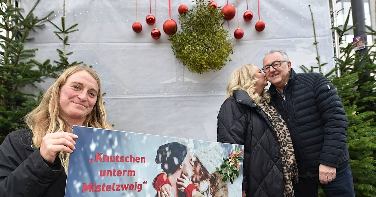 Beim Höxteraner Weihnachtsmarkt trinken Weihnachtsmänner Gratis-Glühwein