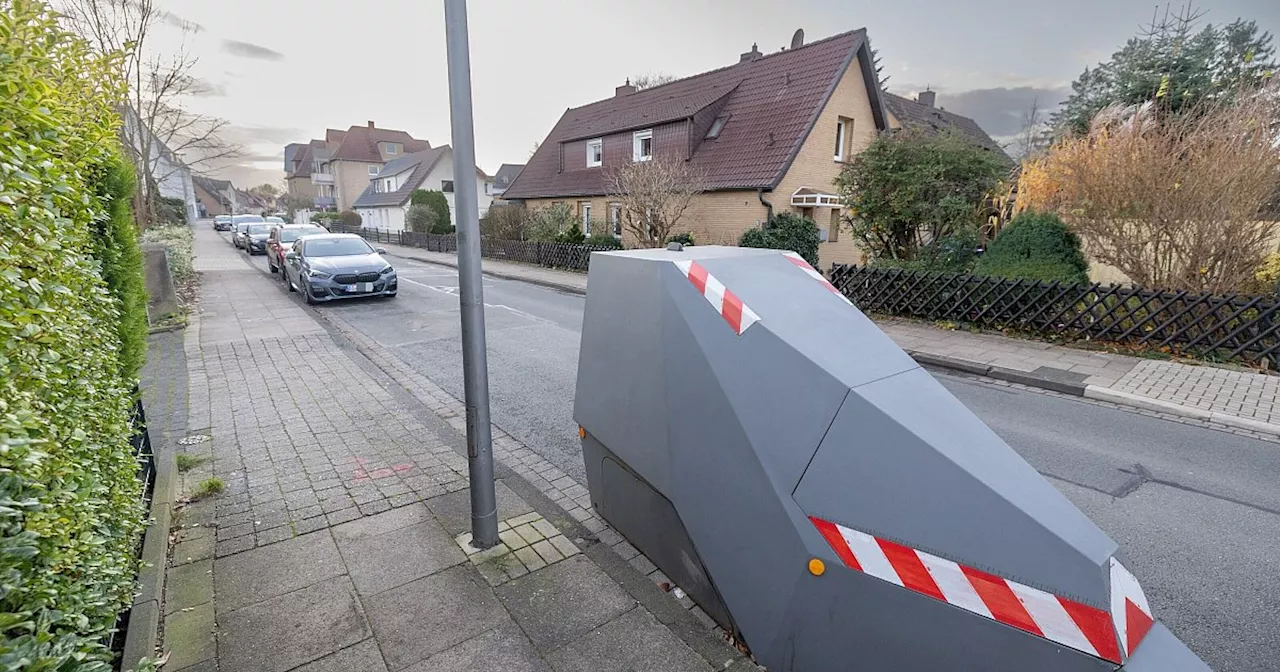 Parkplatz-Blockade: Bielefelder kritisiert Anhänger-Blitzer Esther