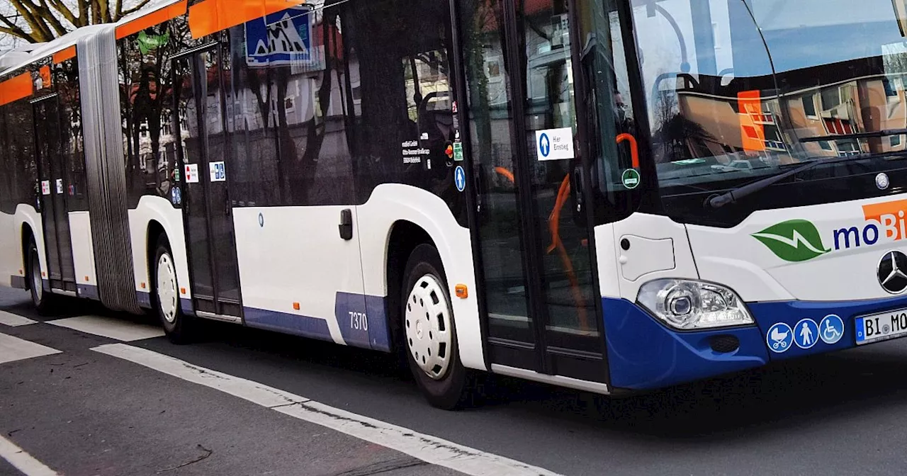 Warum an den Anzeigetafeln am Bielefelder Jahnplatz oft falsche Abfahrtzeiten stehen