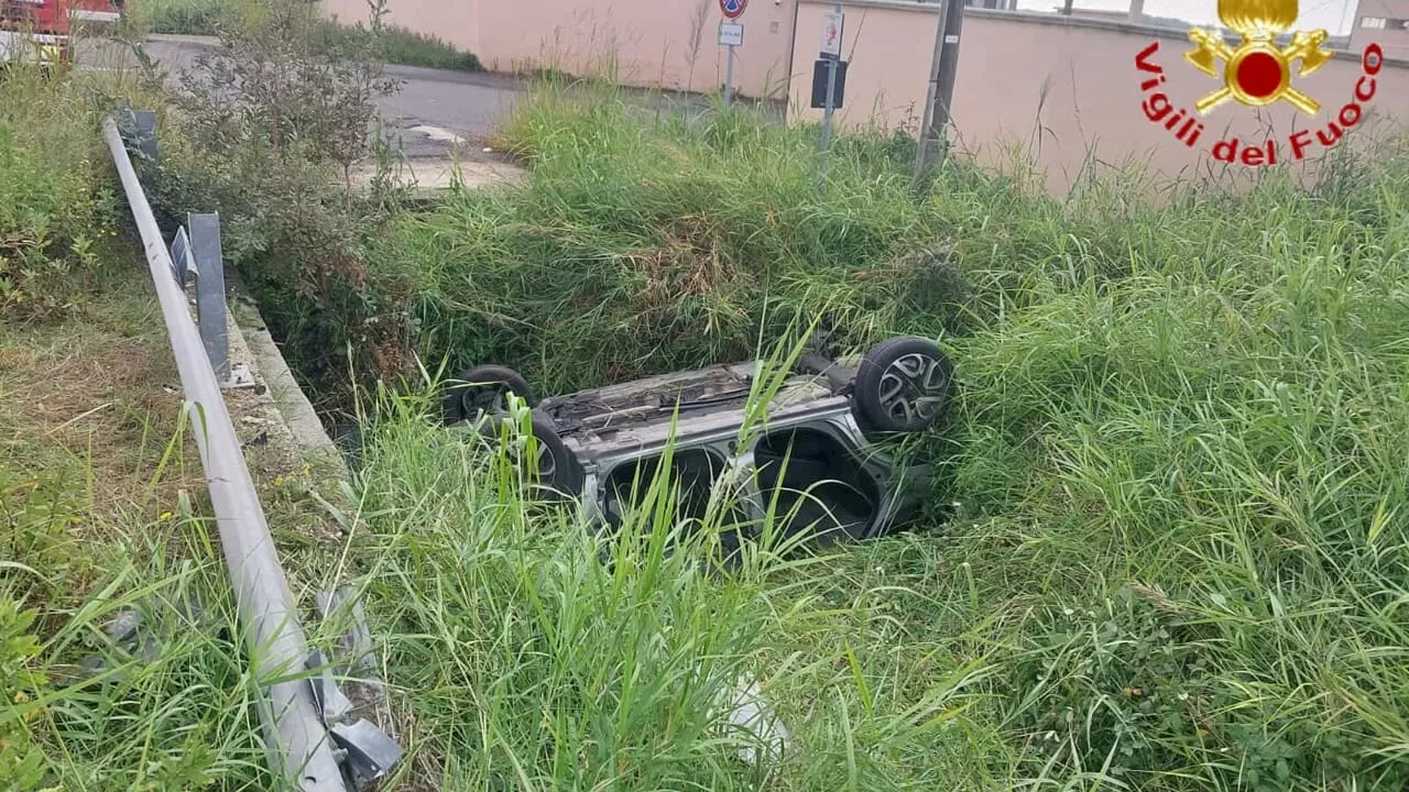 Incidente sull'Aurelia: perde il controllo dell'auto e si ribalta nel canale di scolo