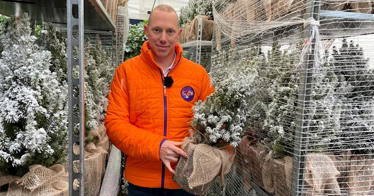 Mike van Puffelen Opent Kerstkraam voor KiKa in Hoogeveen