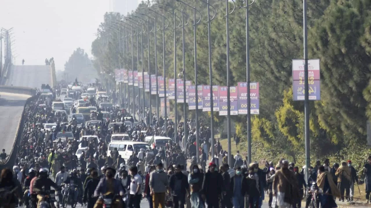 Protests Erupt in Islamabad Amid Political Turmoil, Six Killed