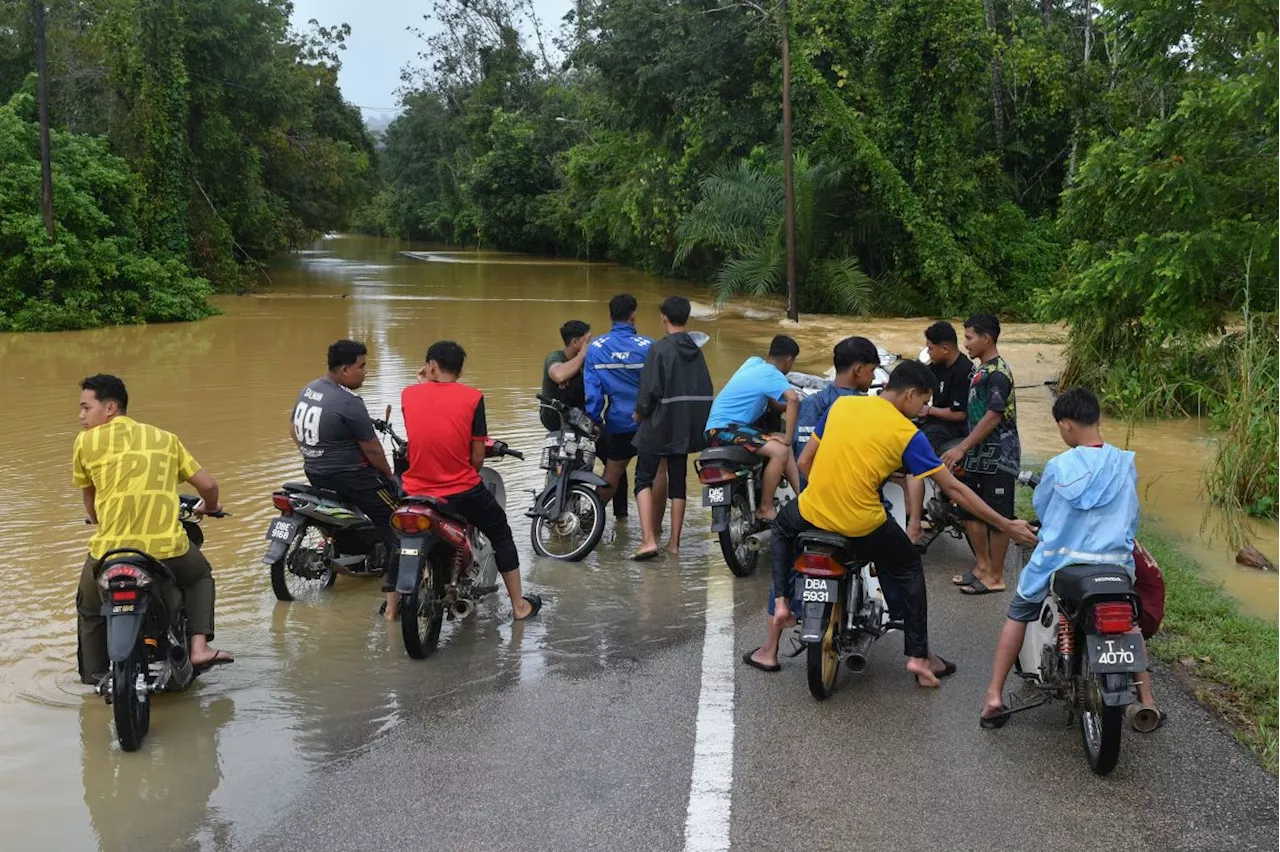 Floods: 8,838 evacuees in Kelantan, Rantau Panjang paralysed after main entry cut off