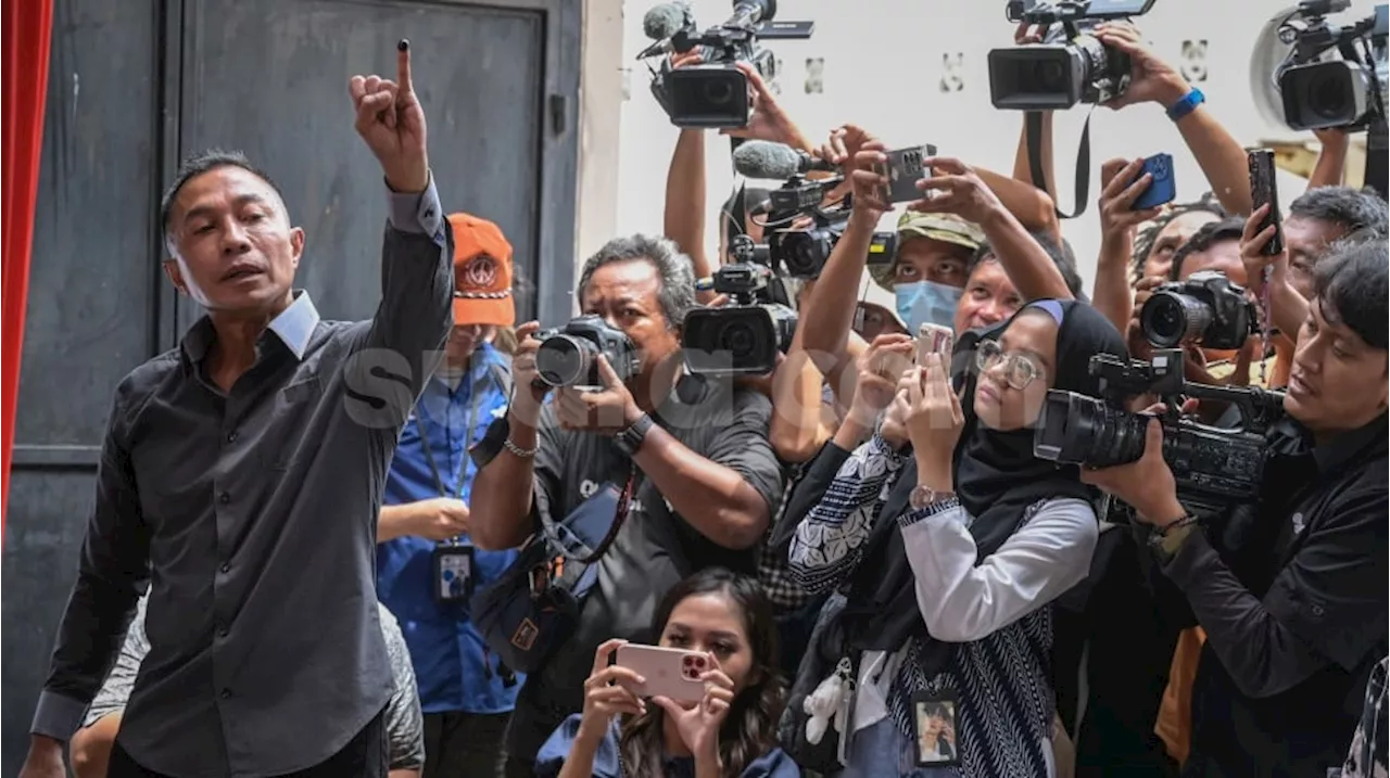 Momen Dharma Pongrekun Tunjukan Jari Kelingking Usai Nyoblos Perdana di Pilkada Jakarta