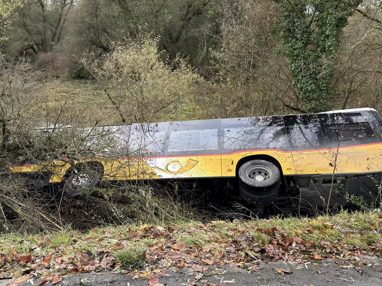 Postautounfall im Aargau: Autolenker geriet auf die Gegenfahrbahn