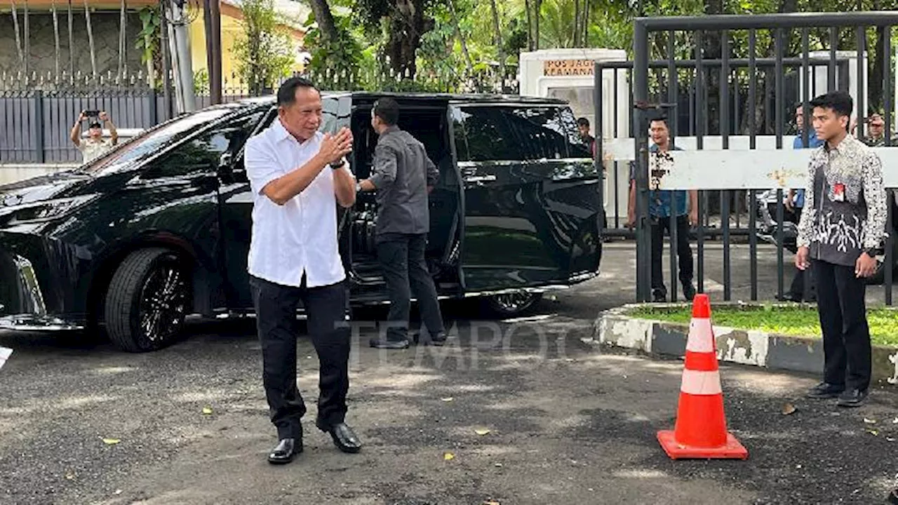 Mendagri Tito Nyoblos Bareng Istri di TPS 001 Kompleks Menteri Widya Chandra