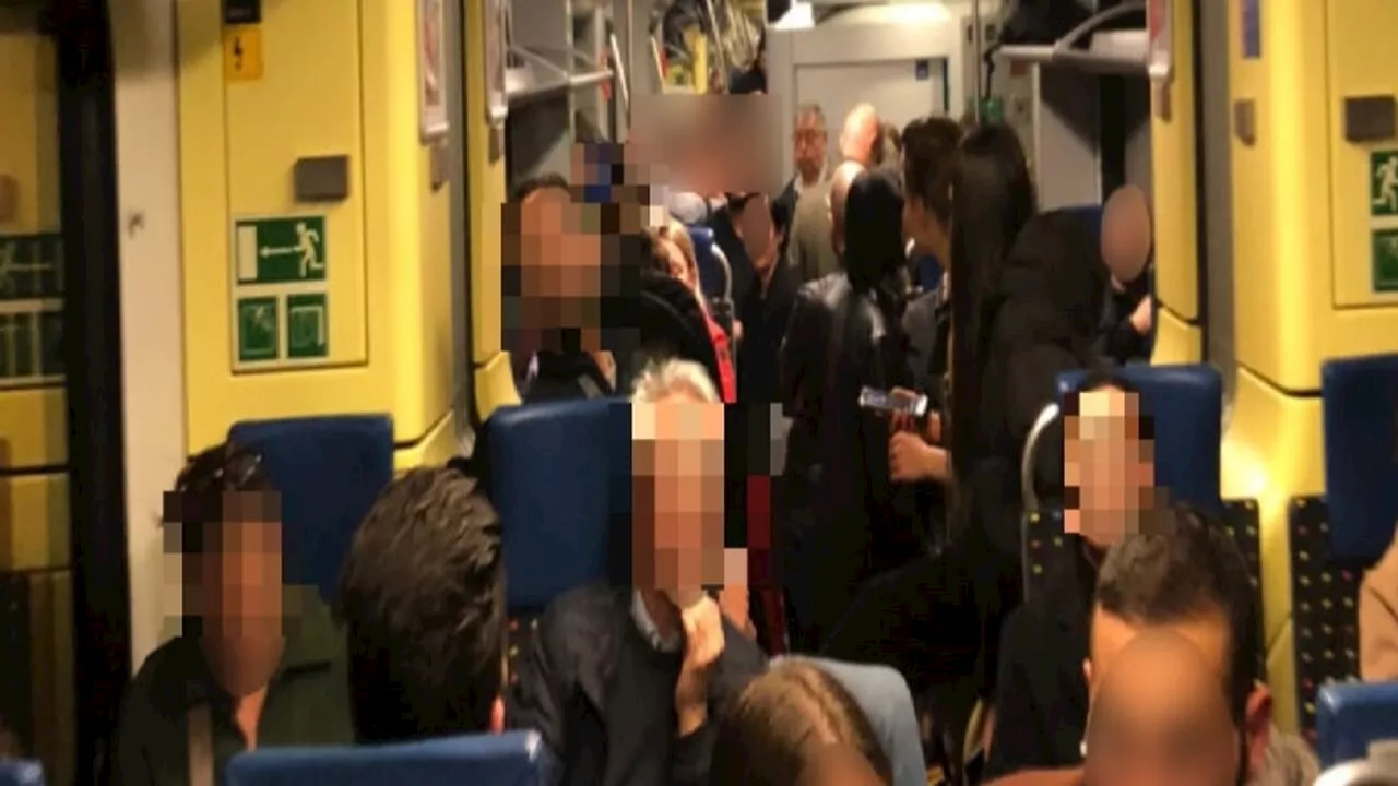 I passeggeri prigionieri per ore nel treno, con le porte chiuse e senza bagni e luce