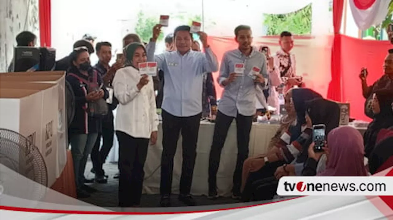 Calon Bupati Sidoarjo Subandi Nyoblos di TPS 02 Desa Pabean Sidoarjo