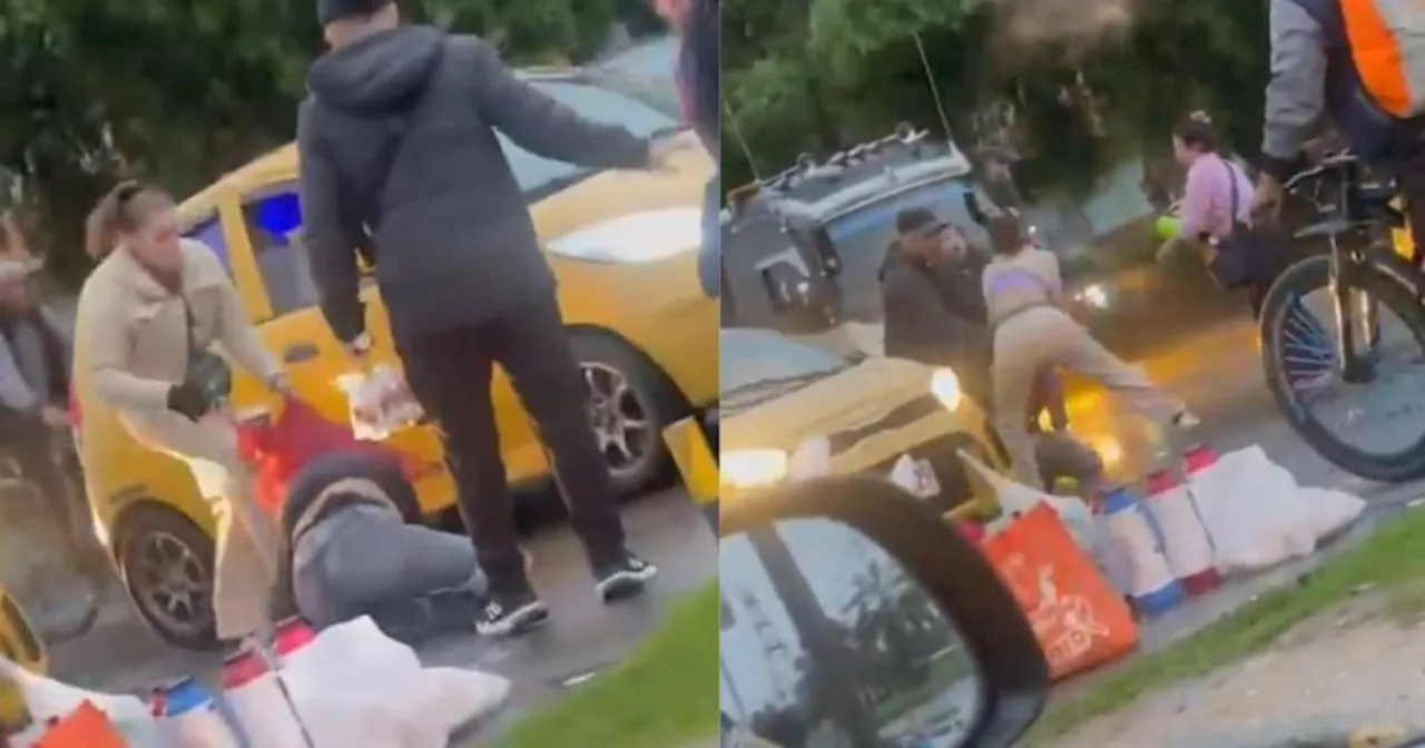 Pelea a puños de tinteras en Bogotá que hizo parar el tráfico se hizo viral en redes sociales