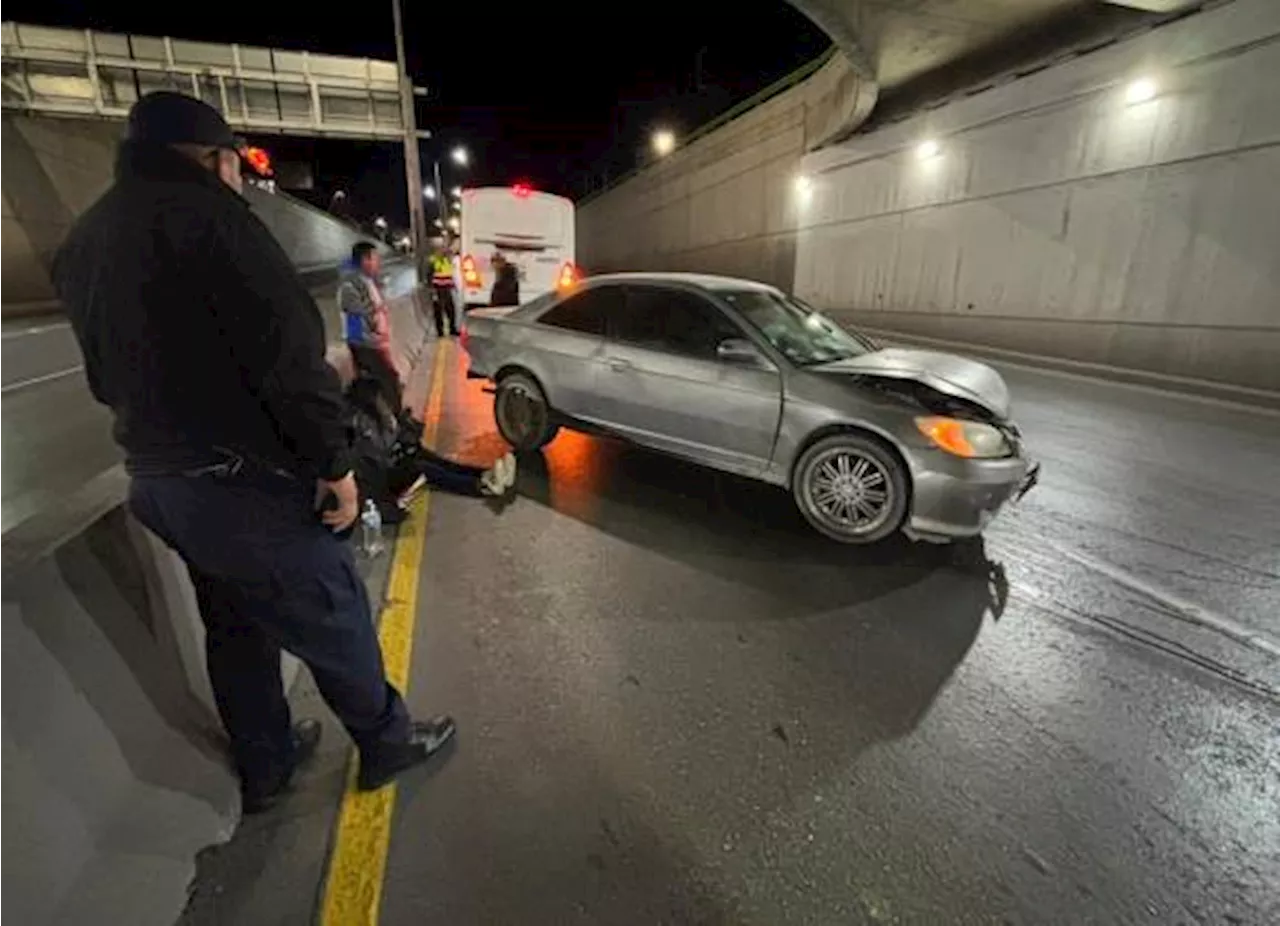 Saltillo: transporte de personal le cierra el paso y se impacta contra ballenas