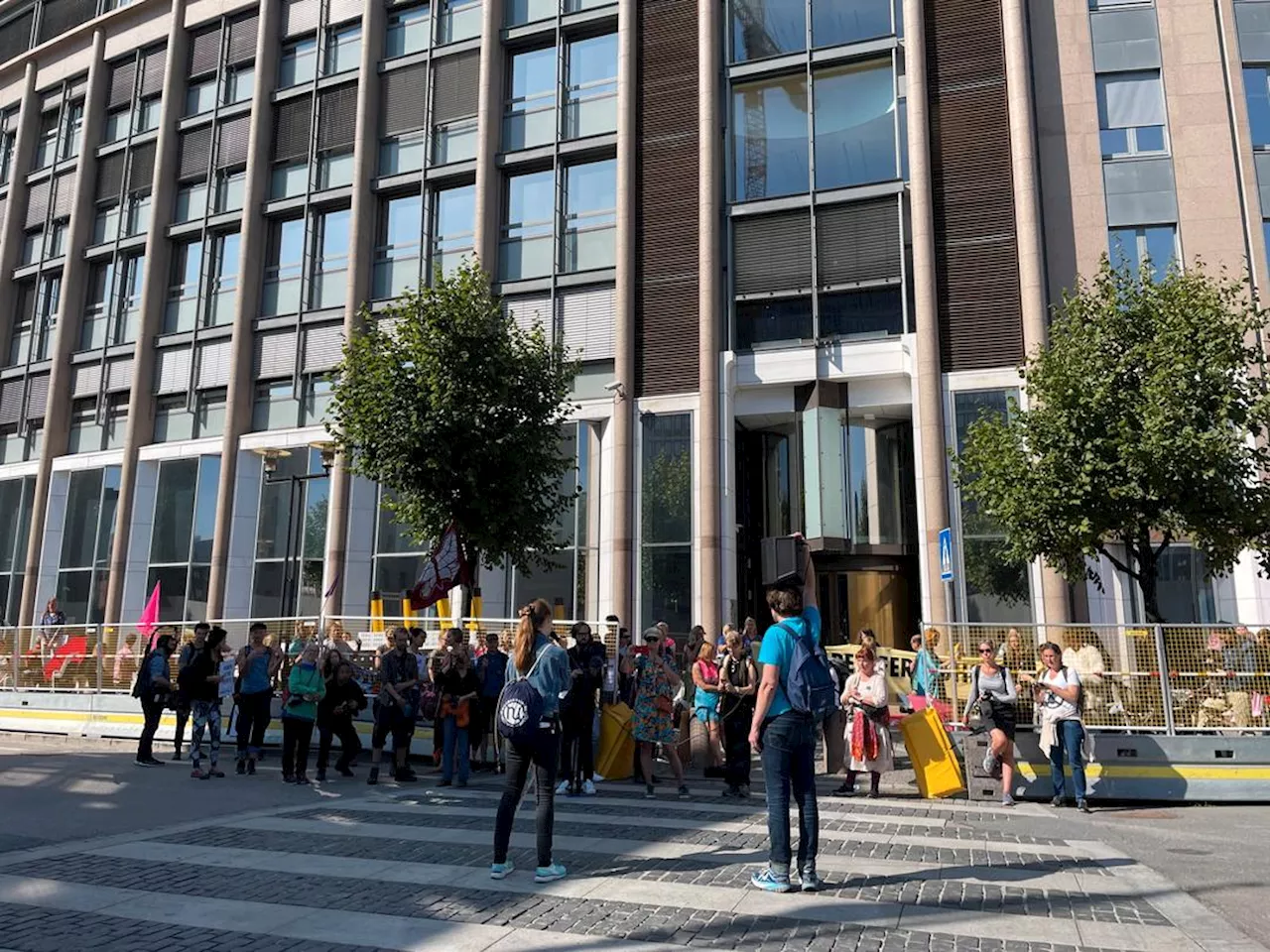 Høyesterett frifinner demonstranter etter ned-aksjon mot Olje- og energidepartementet