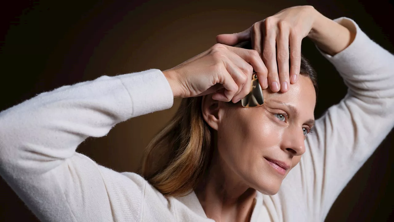 Rutina nocturna de Sisley para tratar las arrugas y ojeras en el contorno de los ojos