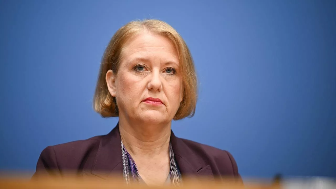 Familienministerin Paus stellt Gewalthilfegesetz vor (27.11.2024)