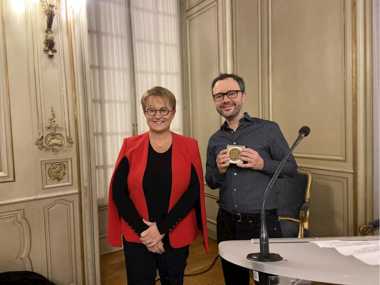 'Elle est trop bien' : à Rennes, Riad Sattouf décoré d'une médaille par la Ville