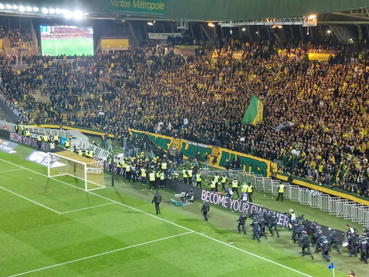 FC Nantes : la tribune Loire sanctionnée pour le derby contre Rennes